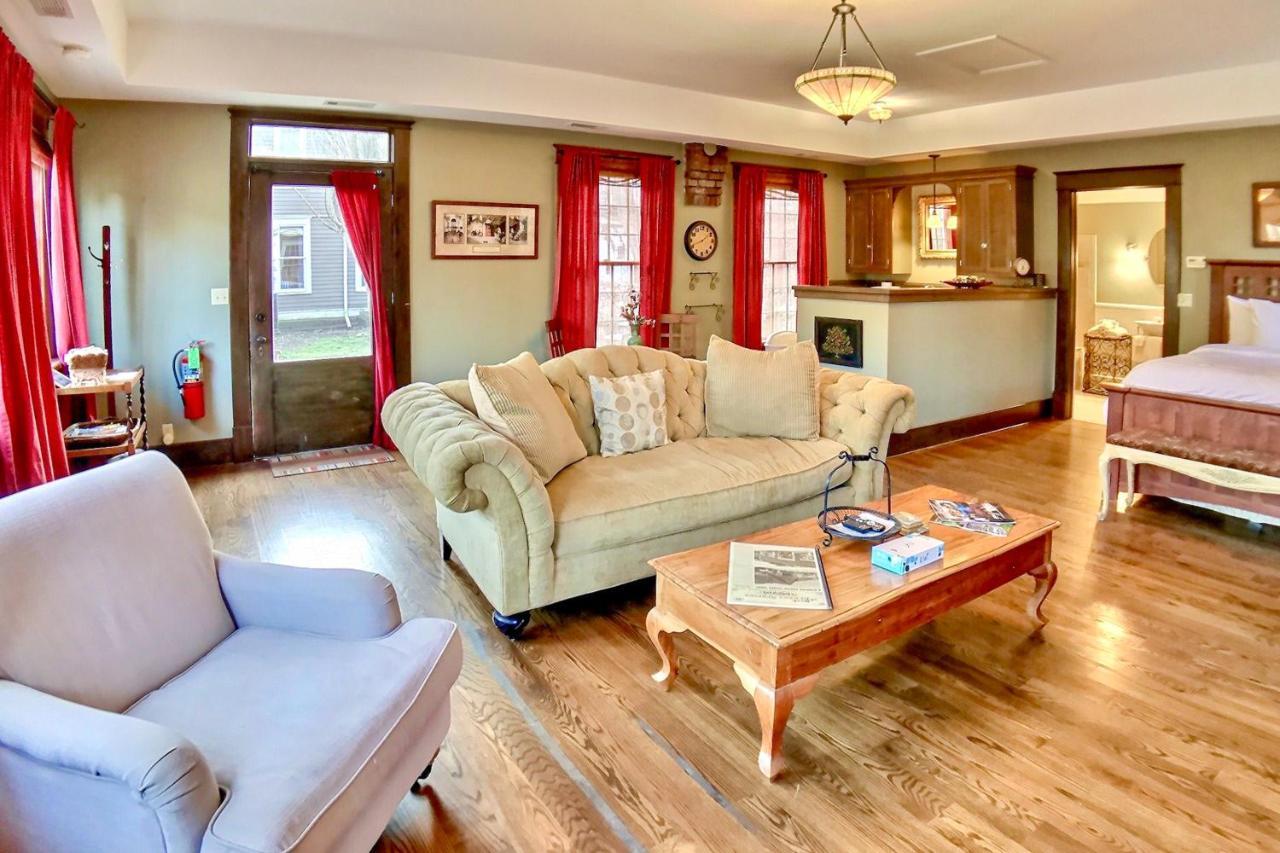 66 Center Street - The Carriage House, Queen Beds, Wifi, Cable Tv, Outdoor Sitting Area, Free On-Site Parking, Spa Tub For 2 Eureka Springs Exterior photo